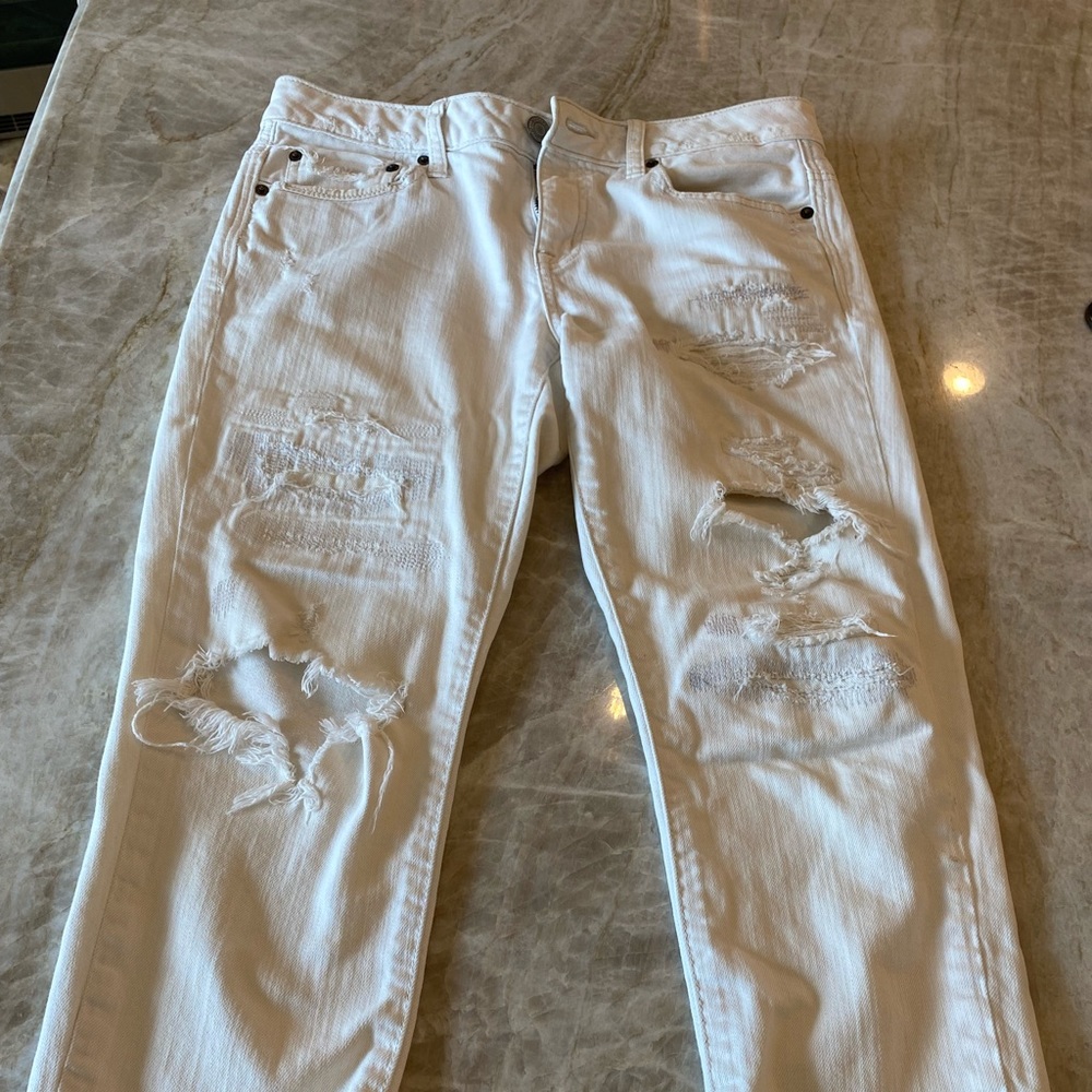 White distressed jeans